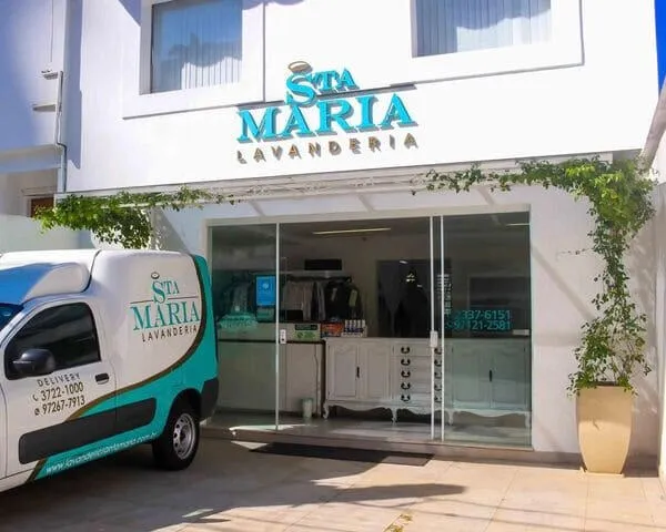 Fachada da loja com veículo de delivery da Sta Maria